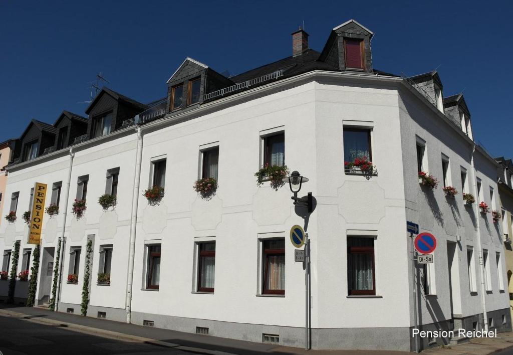 un edificio blanco en la esquina de una calle en Pension Reichel, en Freiberg