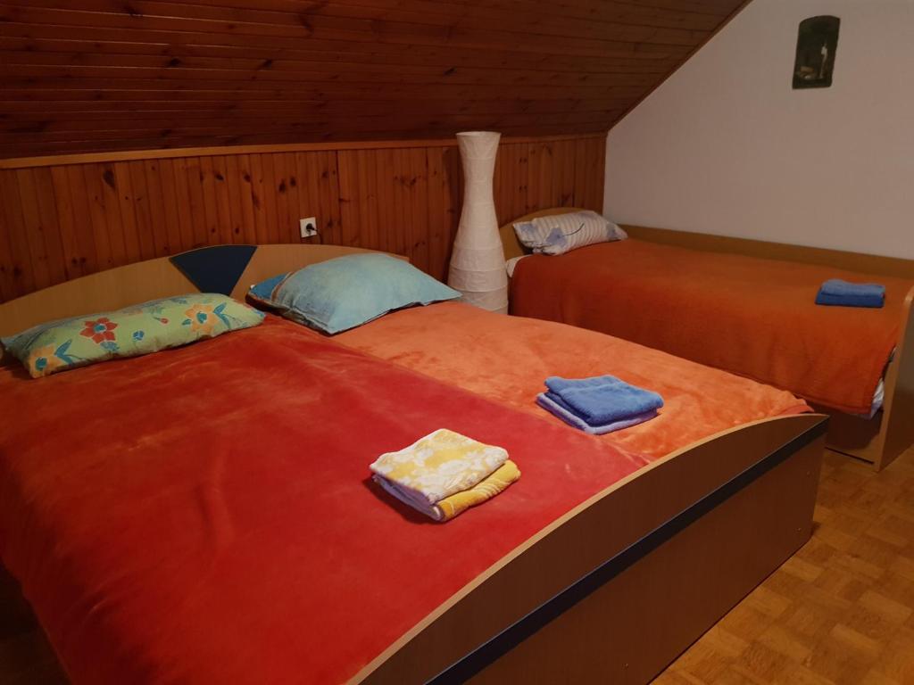 Tempat tidur dalam kamar di Pri Šimenc