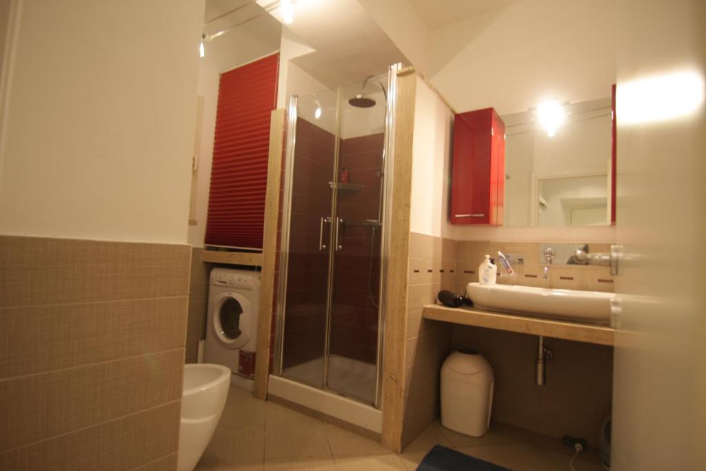 Kúpeľňa v ubytovaní Casa Cavallotti - modern apartment between Train station and Port