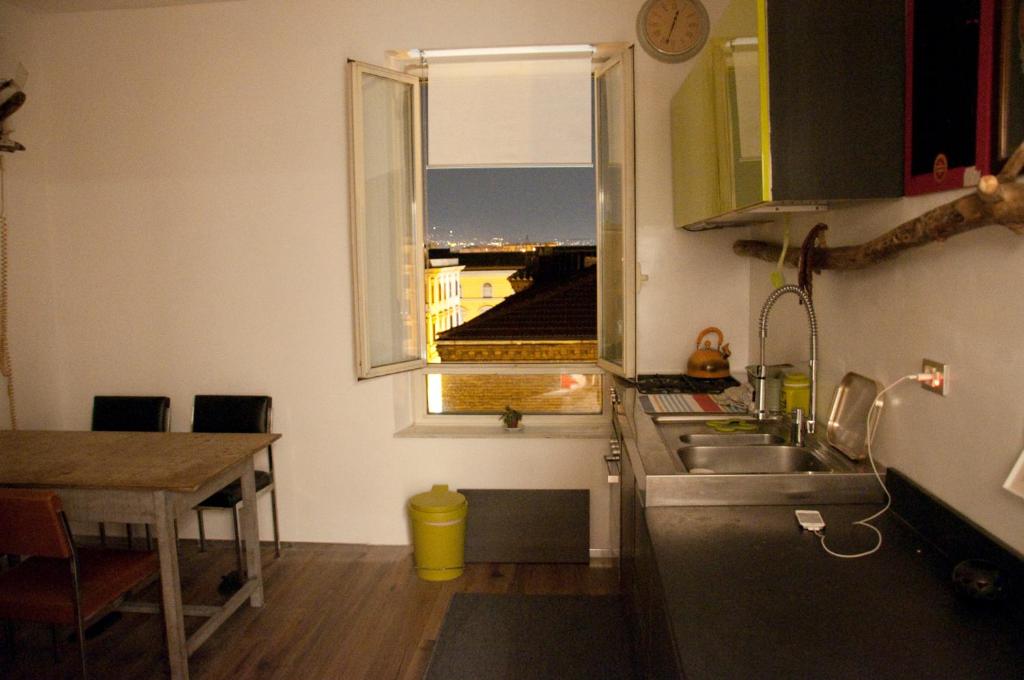kuchnia ze zlewem i oknem w obiekcie BEACHBAR Apartment in Rome w Rzymie