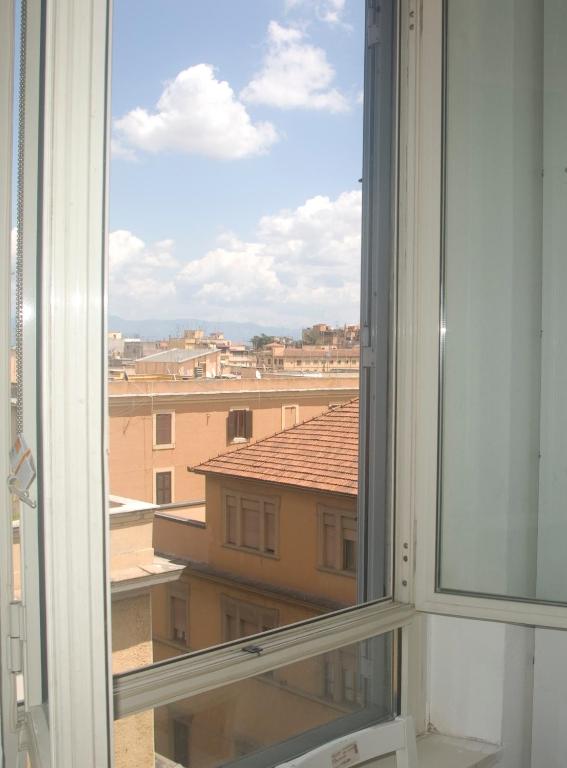 otwarte okno z widokiem na budynek w obiekcie BEACHBAR Apartment in Rome w Rzymie