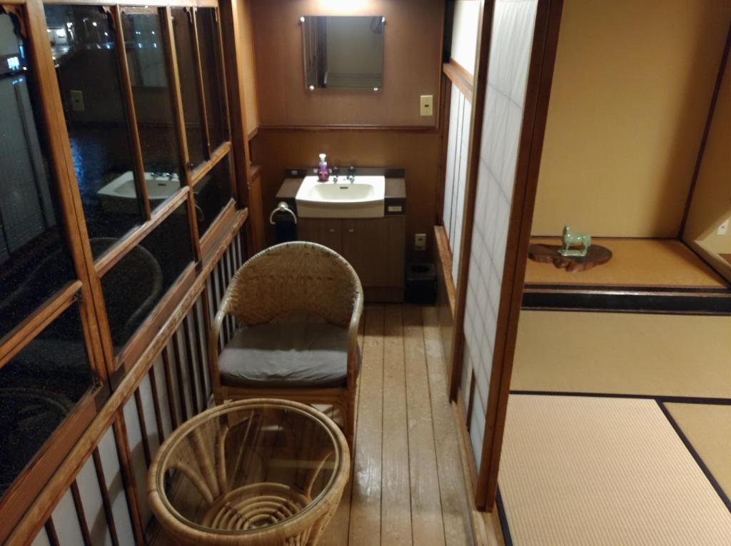 Posezení v ubytování K's House Ito Onsen - Historical Ryokan Hostel