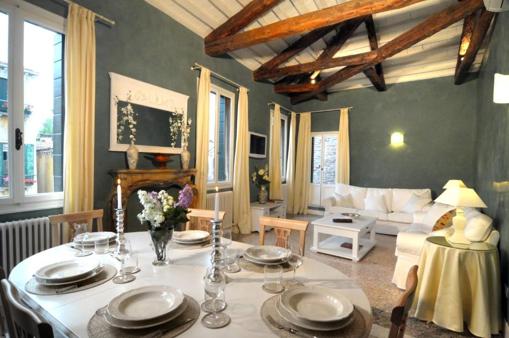 a living room with a table and a couch at Ca' dell' Artista with Balcony and Terrace in Venice