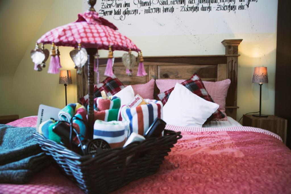 Postel nebo postele na pokoji v ubytování Hotel Barbarossa Garni