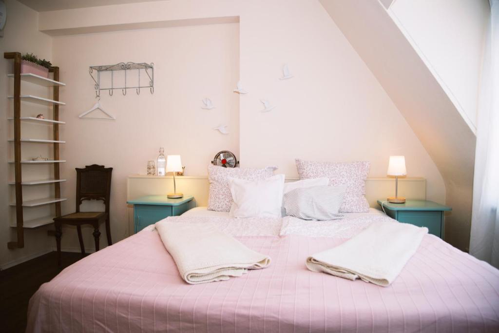 Postel nebo postele na pokoji v ubytování Hotel Barbarossa Garni