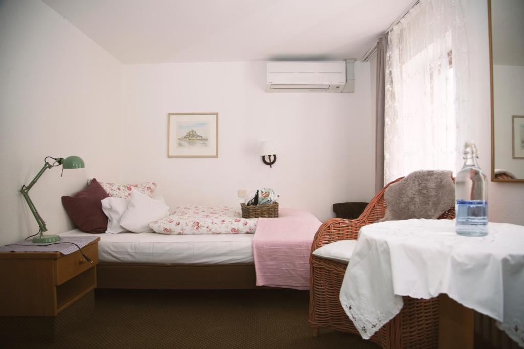 Postel nebo postele na pokoji v ubytování Hotel Barbarossa Garni