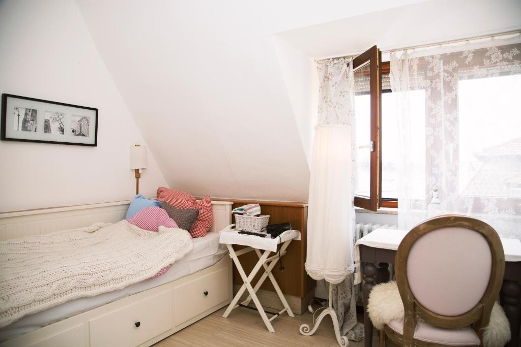 Postel nebo postele na pokoji v ubytování Hotel Barbarossa Garni