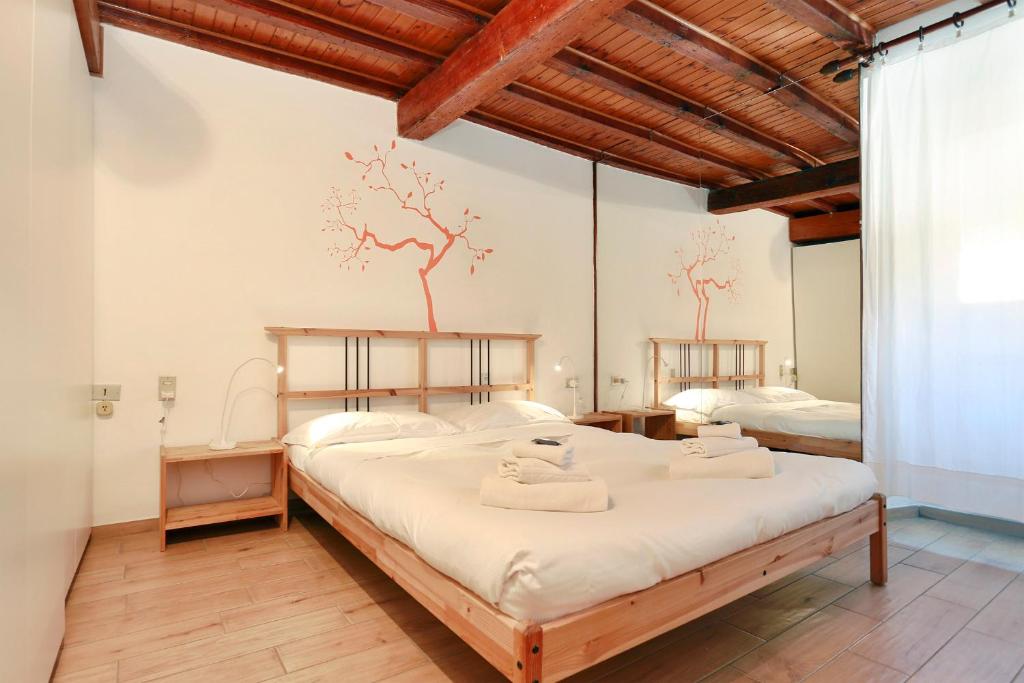 - une chambre avec un grand lit et des serviettes dans l'établissement San Zanobi Apartment, à Florence