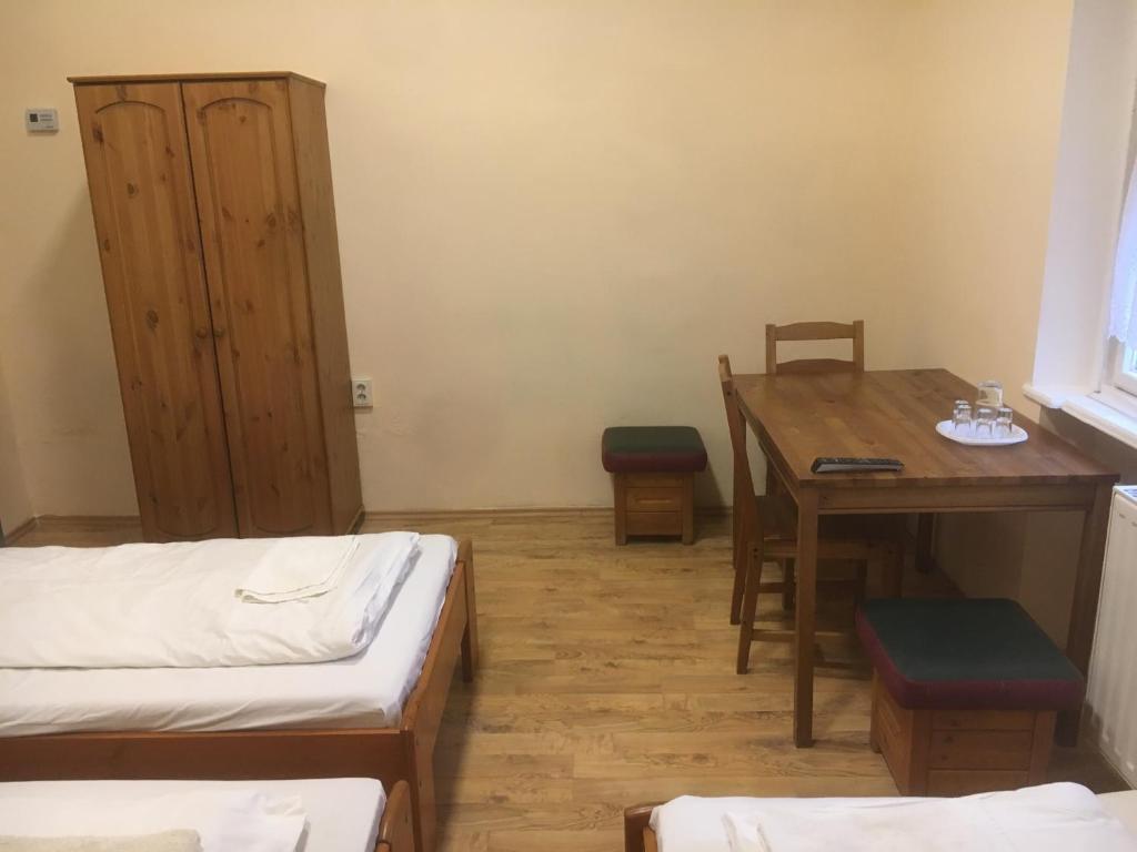 Łóżko lub łóżka w pokoju w obiekcie Roland Motel
