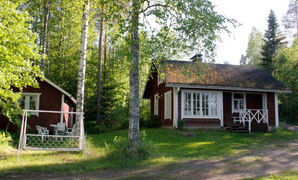 une petite maison au milieu d'une forêt dans l'établissement Liinaranta, à Kalmari