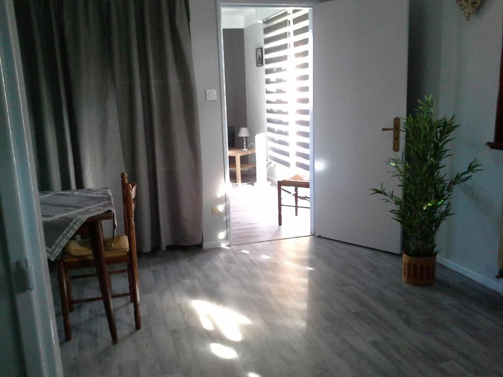 a hallway with a table and a chair and a door at Rentz Martine in Riquewihr