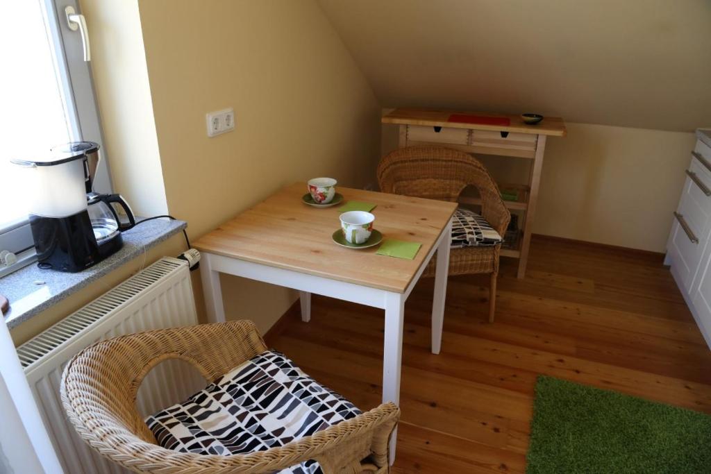 バート・ヴィルドゥンゲンにあるWohlfühlapartmentの小さな部屋の小さなテーブルと椅子