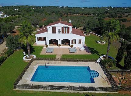 uma vista aérea de uma casa com piscina em Son Set Villa em Sant Lluis