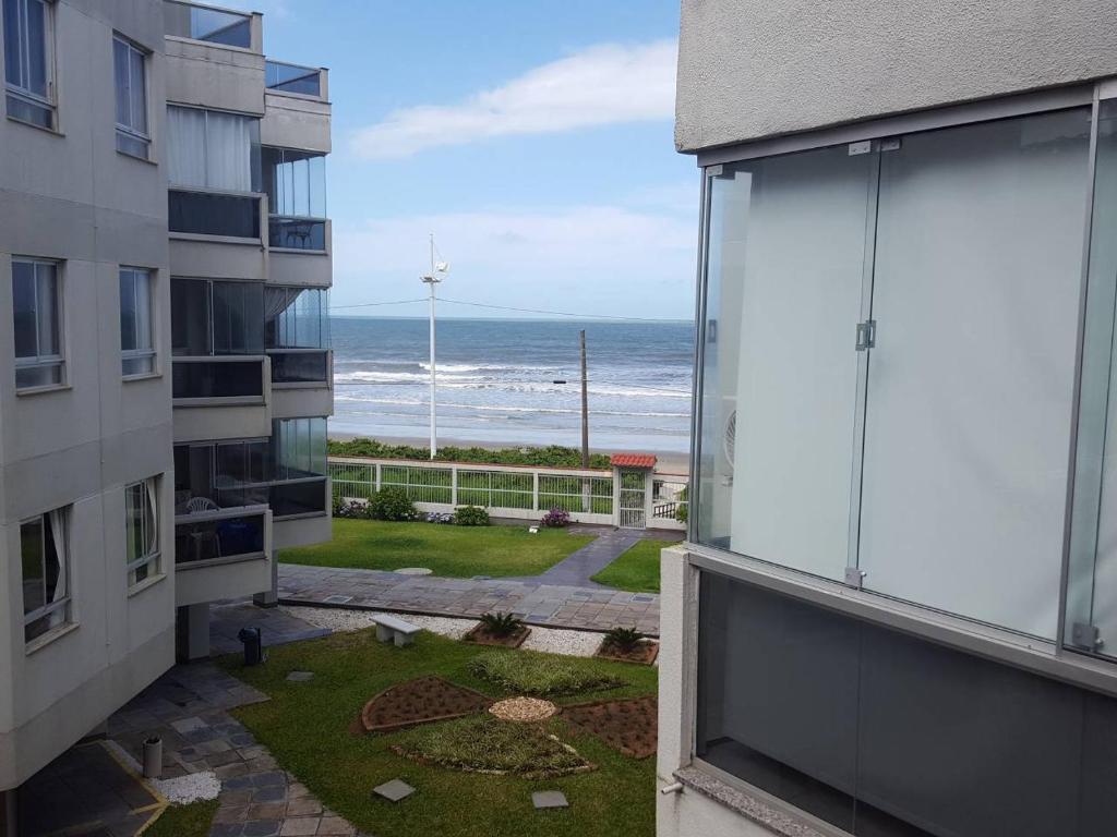 a view of the ocean from a building at Meia Praia com 3 Quartos com Wifi e Ar - Beira Mar in Itapema