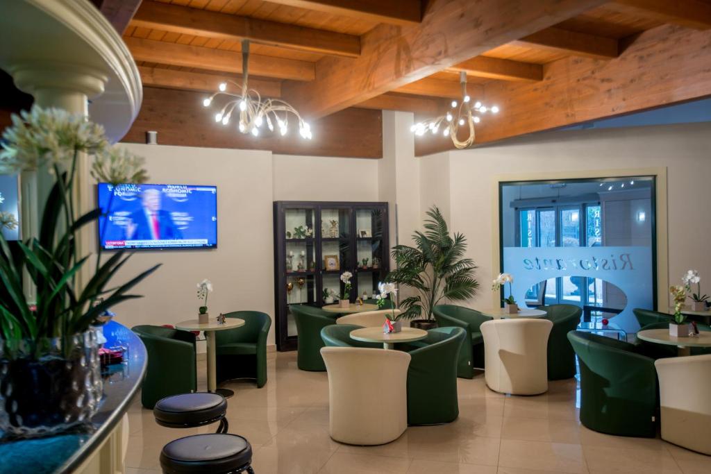 TV a/nebo společenská místnost v ubytování AS Hotel Sempione Fiera
