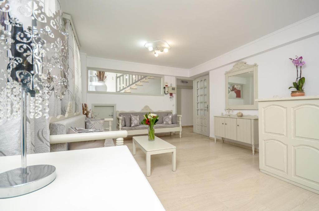 duży salon z wazą kwiatów w obiekcie Golden Beach Studios Down Town w mieście Naksos