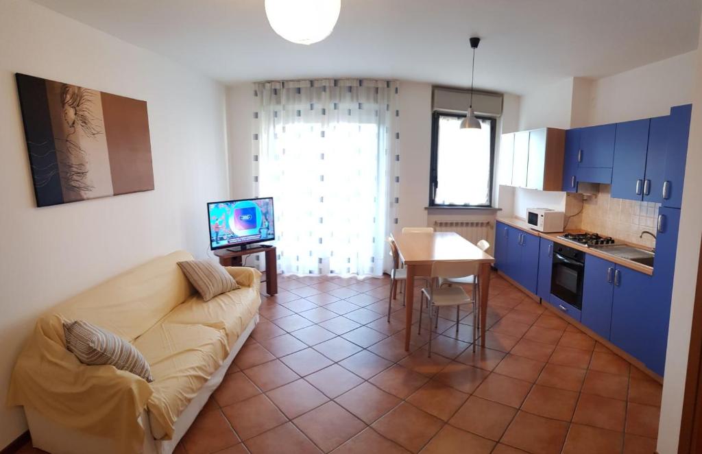 ノヴァーラにあるV12 Apartments - Tadini 14のリビングルーム(ソファ、テーブル付)、キッチンが備わります。