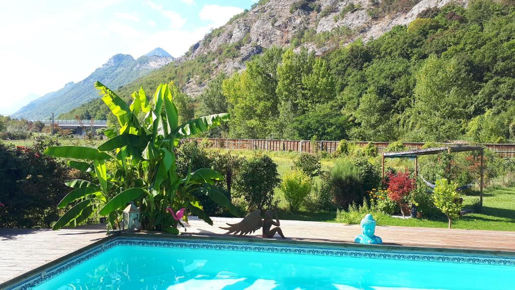 una piscina con vistas a la montaña en Gite L'Ô Bleue en Varces