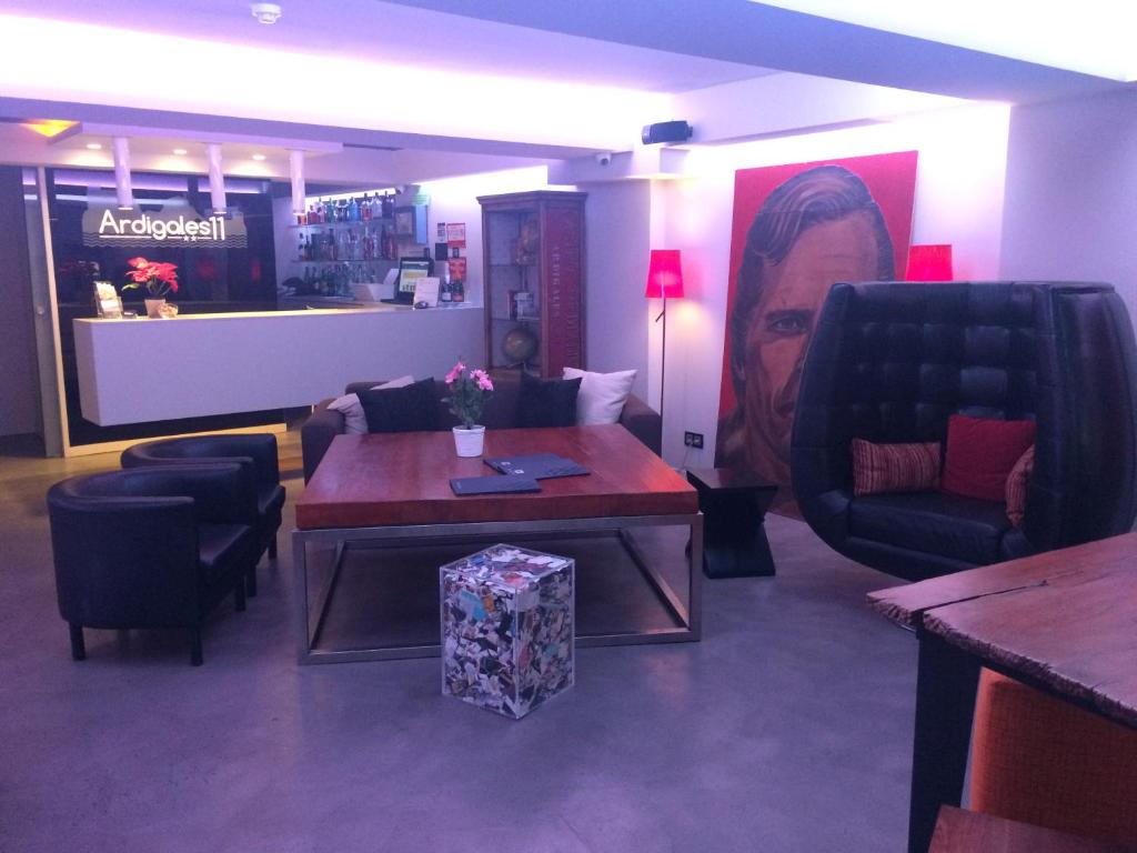 Ardigales 11 في كاسترو أورديالس: غرفة معيشة مع أريكة وطاولة وكراسي