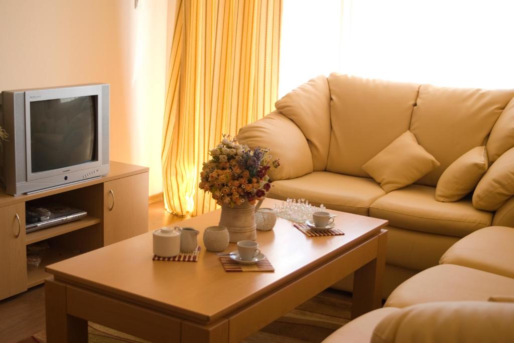 TV a/nebo společenská místnost v ubytování SB Rentals Apartments in Royal Dreams Complex