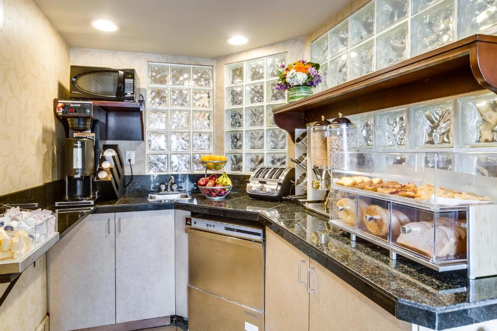 Monte Carlo Inn Toronto West Suites - Resim 14