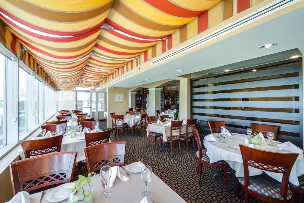 Restoran või mõni muu söögikoht majutusasutuses Monte Carlo Inn Vaughan Suites