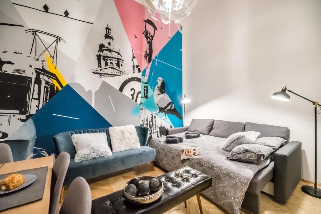 ein Wohnzimmer mit einem Sofa und einem Tisch in der Unterkunft BpR Colorlib Art Apartment in Budapest