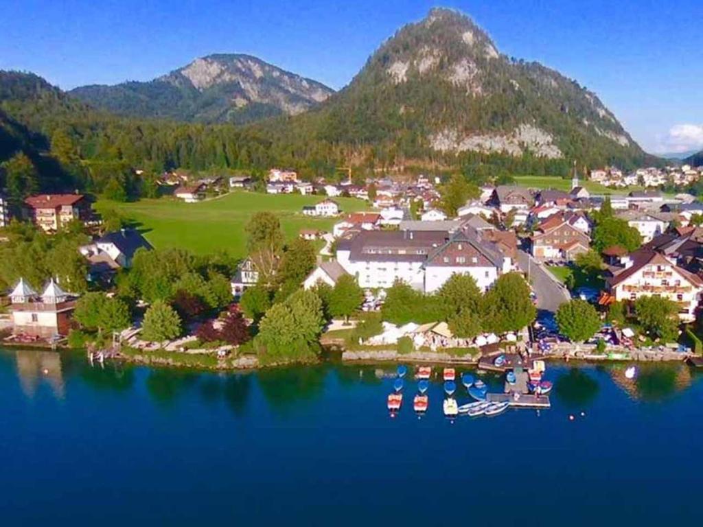 una vista aérea de un complejo en un lago en Seehotel Schlick, en Fuschl am See