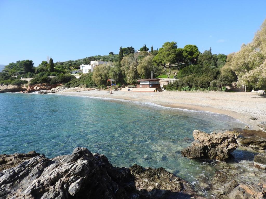 vistas a una playa con rocas en el agua en Apollo complex 1, en Porto Rafti