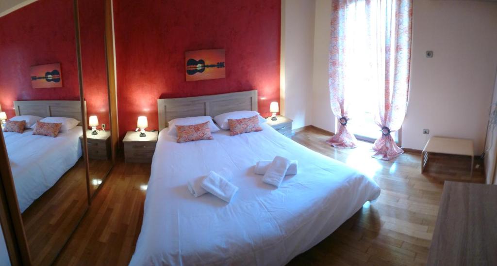 - une chambre avec 2 lits et des serviettes dans l'établissement Marianas Inn, à Athènes