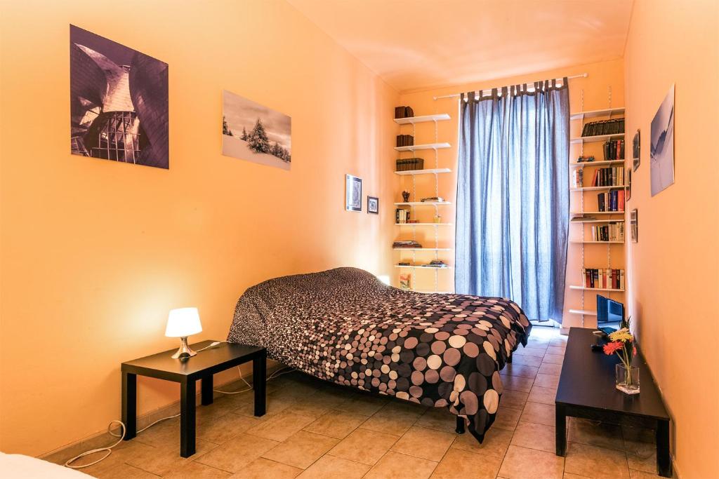 トリノにあるMagenta 55のベッドルーム(ベッド1台、窓、棚付)
