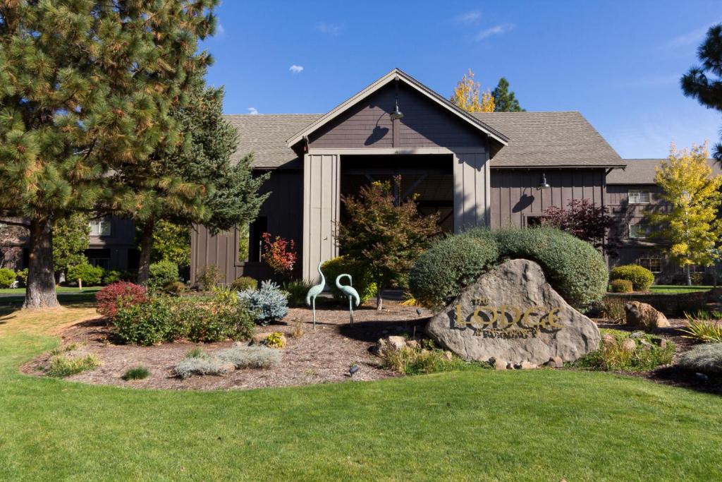 uma casa com um jardim com uma pedra e uma casa em Running Y Ranch Golf & Spa Resort em Klamath Falls