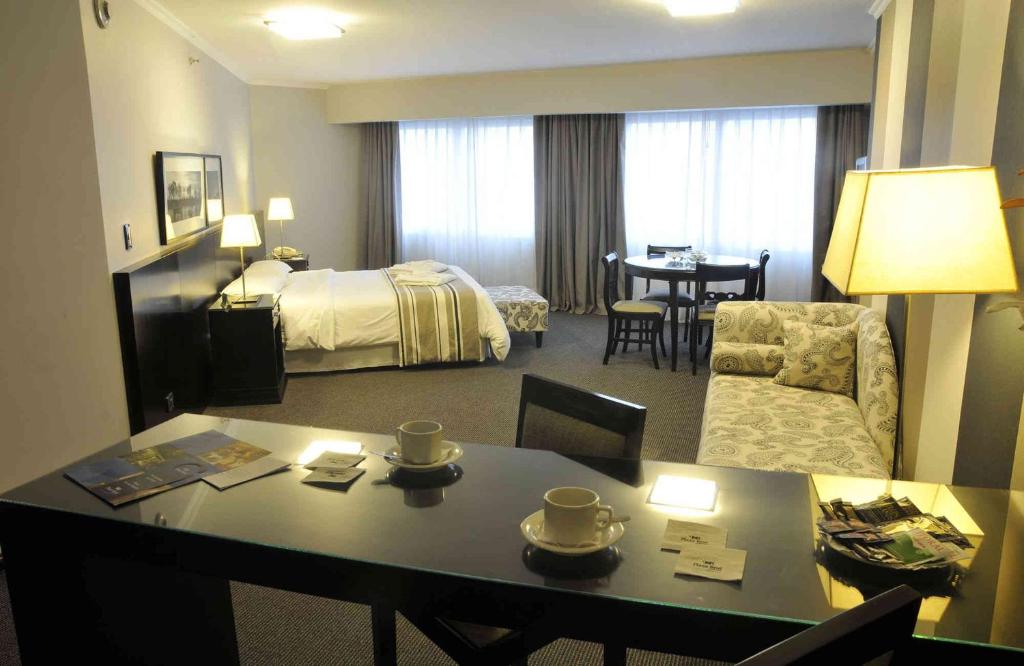 Plaza Real Suites Hotelにあるベッド