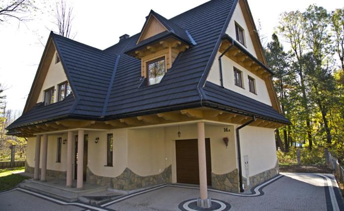 ザコパネにあるNoclegi w centrum Sienkiewiczaの私道黒屋根の家