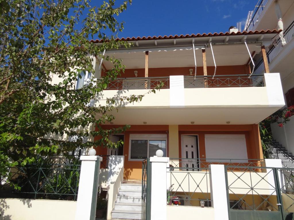una casa blanca con escaleras que conducen a ella en PERLIA comfortable and relaxing apartment, en Poros