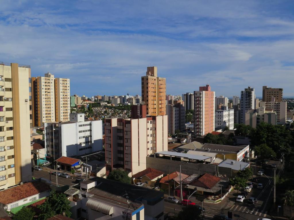 uma vista para uma cidade com edifícios altos em Hotel Ideal em Londrina