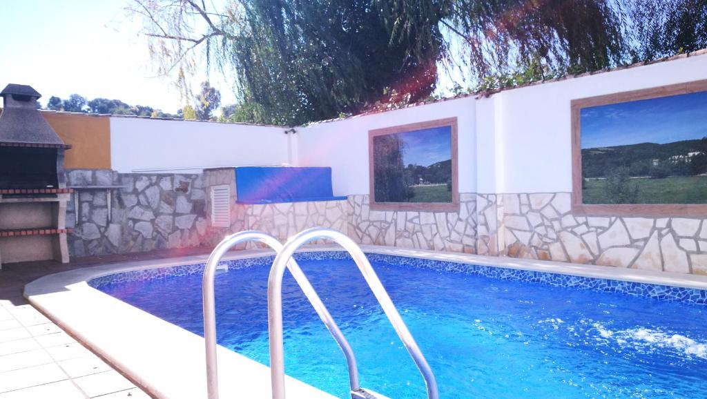 una piscina junto a una casa con piscina en Casa La Vega en El Bosque