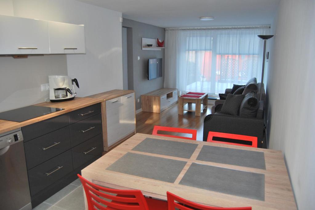 uma cozinha e sala de jantar com mesa e cadeiras em Apartament Rodzinny em Szklarska Poręba