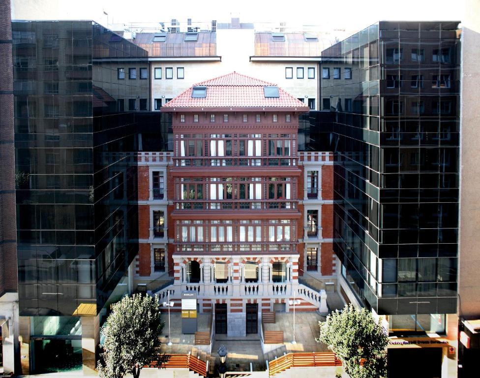 una vista de un edificio en el centro de los edificios en Barceló Oviedo Cervantes, en Oviedo