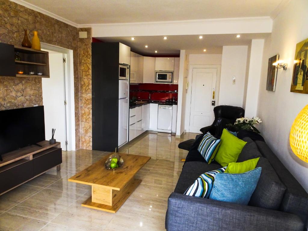 - un salon avec un canapé et une table basse dans l'établissement Apartment Duquesa de España, à Torremolinos