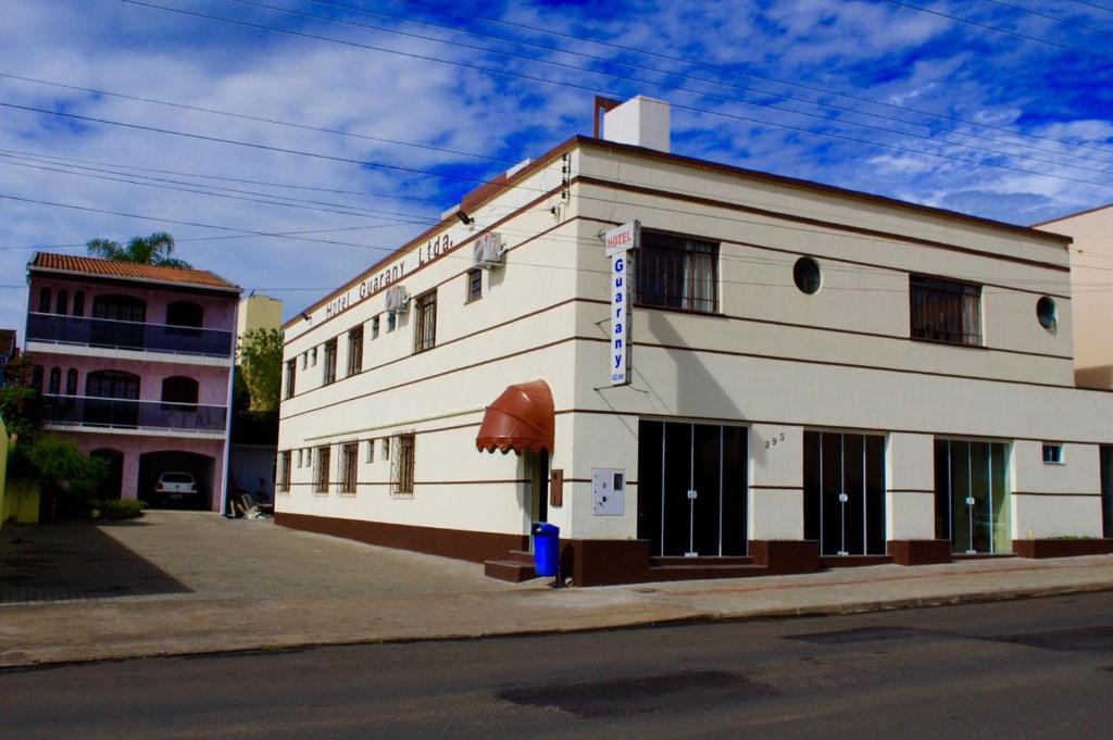 un edificio blanco al lado de una calle en Hotel Guarany, en Canoinhas