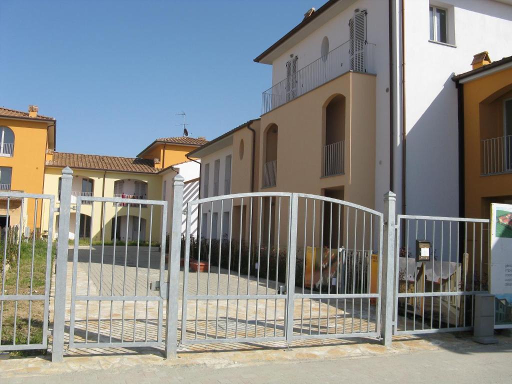 Casa BoulogneにあるHoliday and artの建物前金門