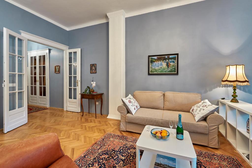 uma sala de estar com um sofá e uma mesa em Schieszl Apartments 1 em Budapeste