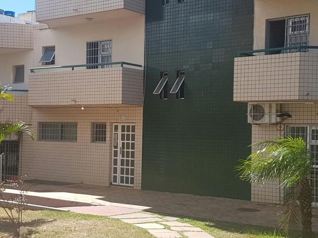 una puerta verde al lado de un edificio en Asa Norte, en Brasilia