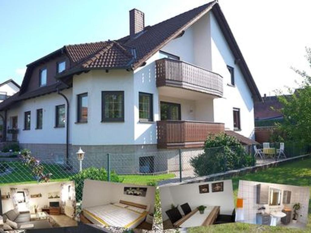 een groot wit huis met een patio ervoor bij Sterne-Ferienwohnung-Apartment Regnitztal in Buttenheim