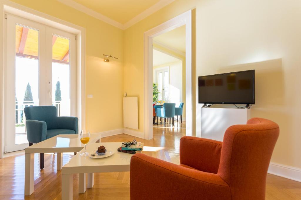 Televízia a/alebo spoločenská miestnosť v ubytovaní Villa Palmera