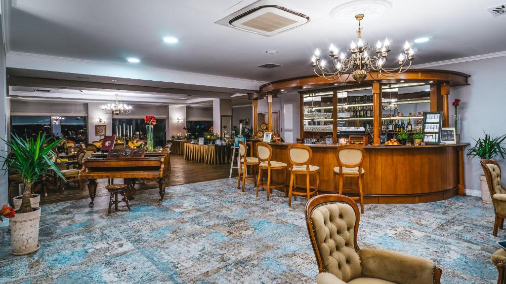 Reštaurácia alebo iné gastronomické zariadenie v ubytovaní Hotel Paryski Art & Business Zakopane - Basen Jacuzzi Sauna Małpi Gaj