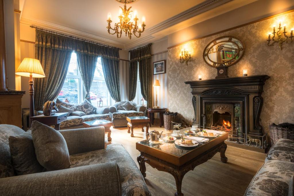 uma sala de estar com sofás e uma lareira em Jackson's Hotel & Leisure Centre em Ballybofey
