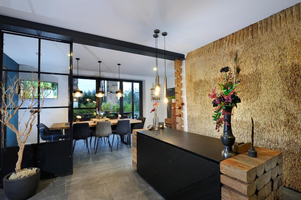 - une salle à manger et un salon avec une table à manger dans l'établissement Hey Spreewald Ferienapartments, à Lübben