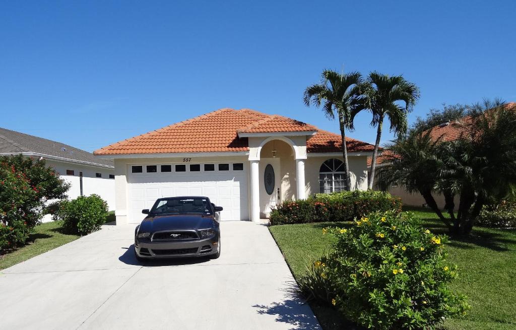 a car parked in front of a house at Luxury and the beach in Naples